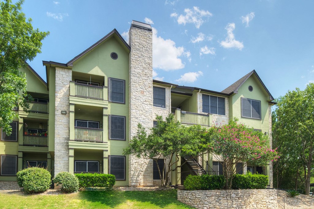 Apartment exterior our apartments at the overlook feature a spacious courtyard and green exterior